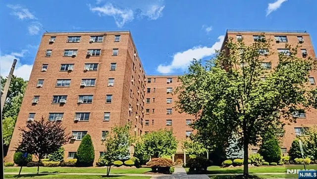 $2,300 | 208 Anderson Street, Unit S5D, Hackensack, NJ 07601