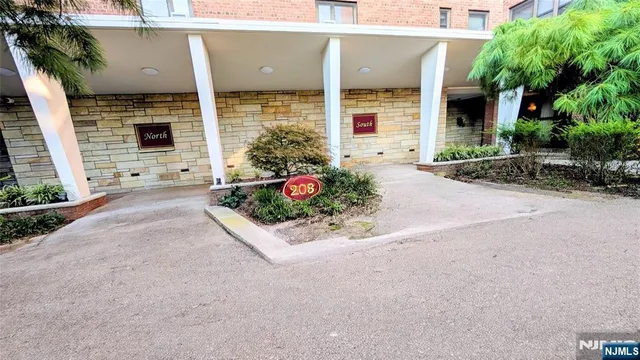 $2,300 | 208 Anderson Street, Unit S5D, Hackensack, NJ 07601