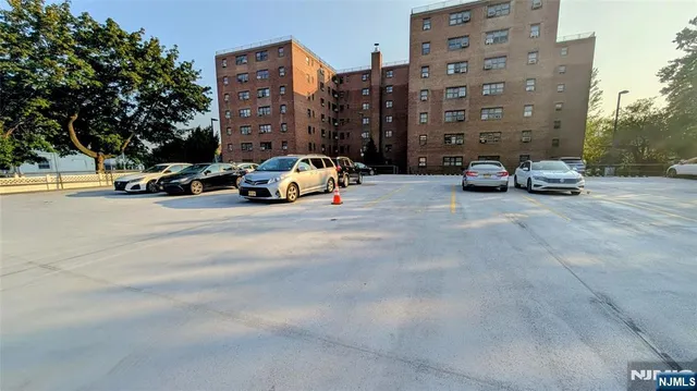 $2,300 | 208 Anderson Street, Unit S5D, Hackensack, NJ 07601