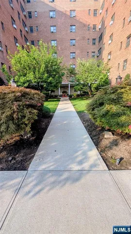 $2,300 | 208 Anderson Street, Unit S5D, Hackensack, NJ 07601