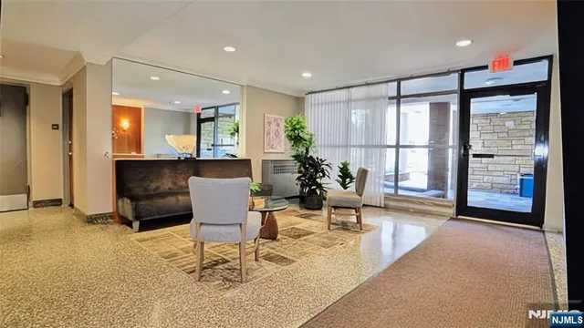 $2,300 | 208 Anderson Street, Unit S5D, Hackensack, NJ 07601