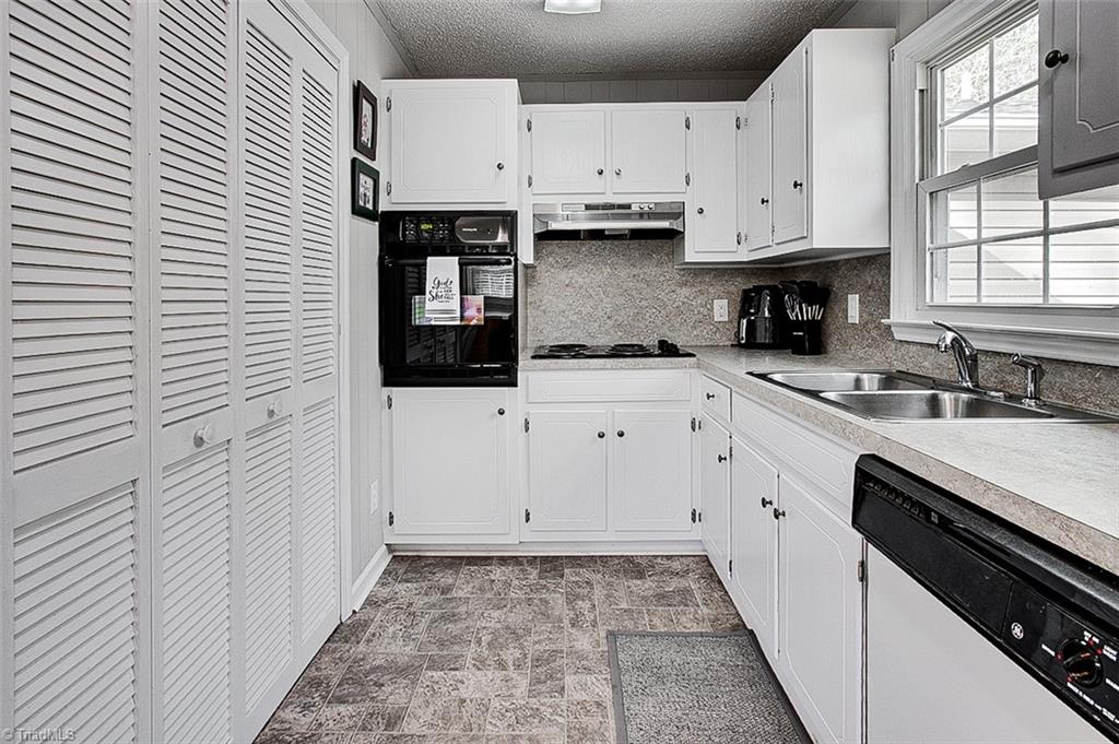 404 Kennedy Farm Road South Trinity, NC 27370 - Photo 2 of 29 Kitchen