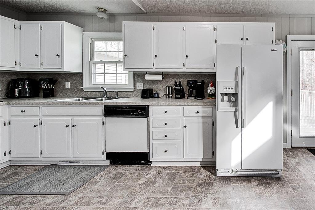 404 Kennedy Farm Road South Trinity, NC 27370 - Photo 3 of 29 Kitchen