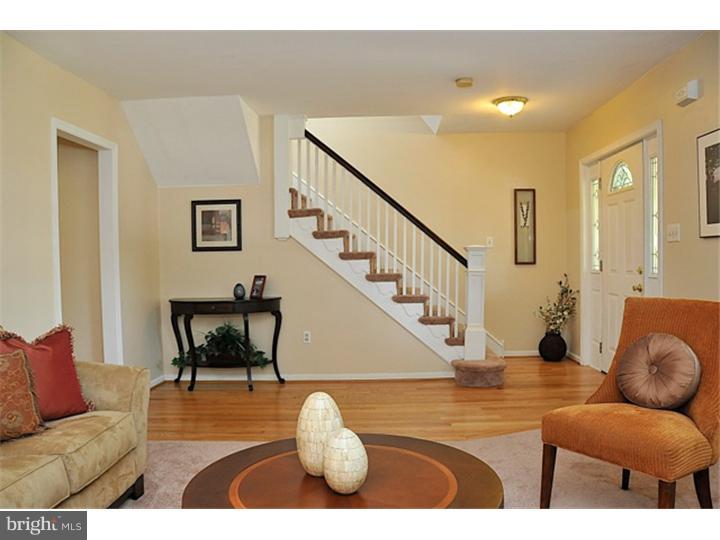 61 Forest Road Springfield, PA 19064 - Photo 5 of 25 Living Room