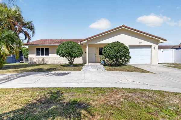 $4,600 | 2267 Northeast 3rd Avenue, Boca Raton, FL 33431