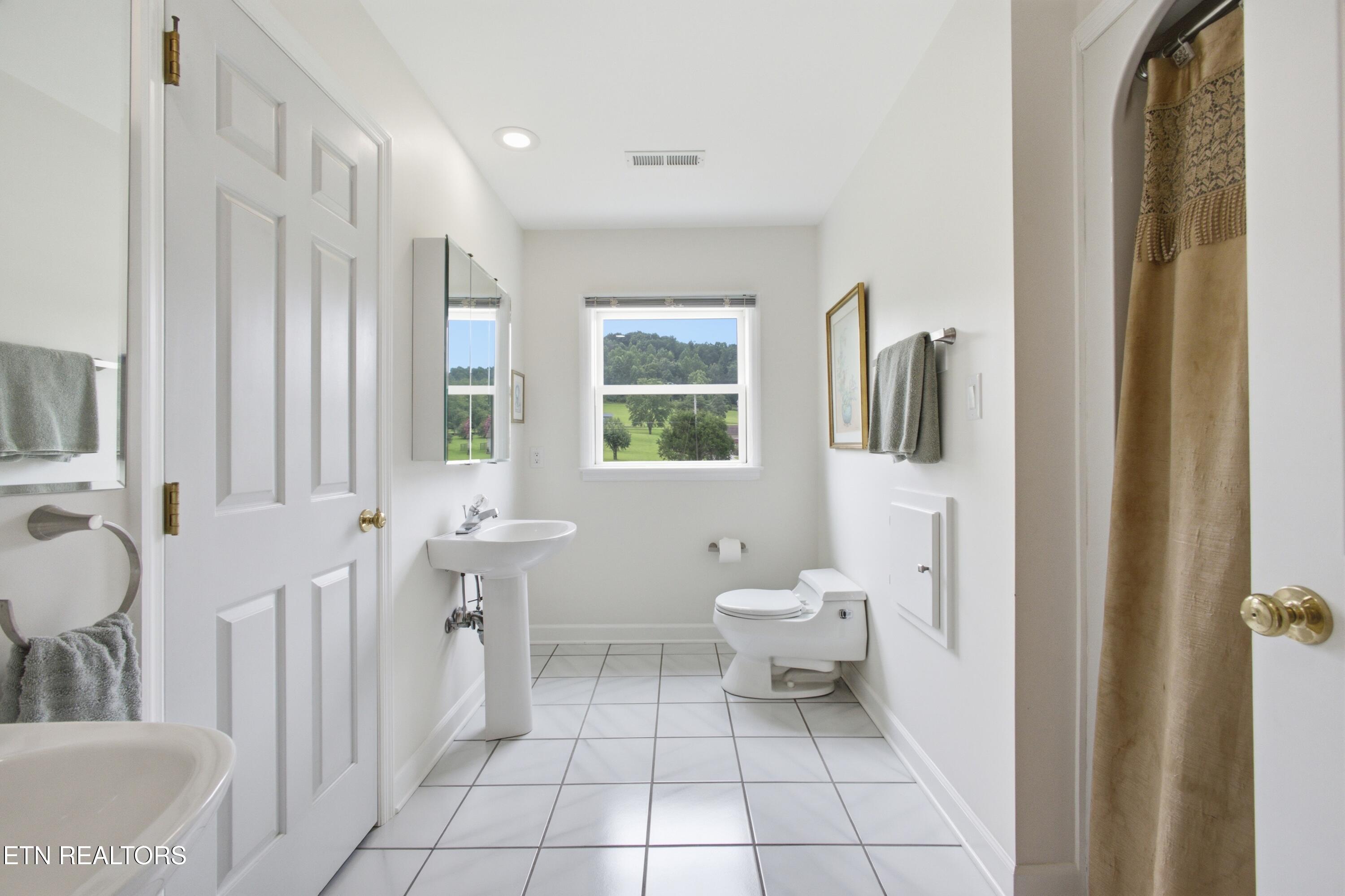 662 River Road Kingston, TN 37763 - Photo 35 of 44 Upstairs bathroom