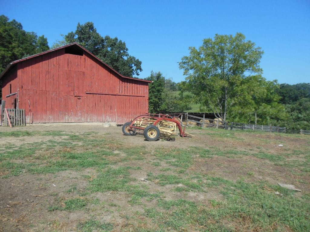 1322 Lick Creek Road Watauga, TN 37694 - Photo 9 of 34 Classic Red Barn