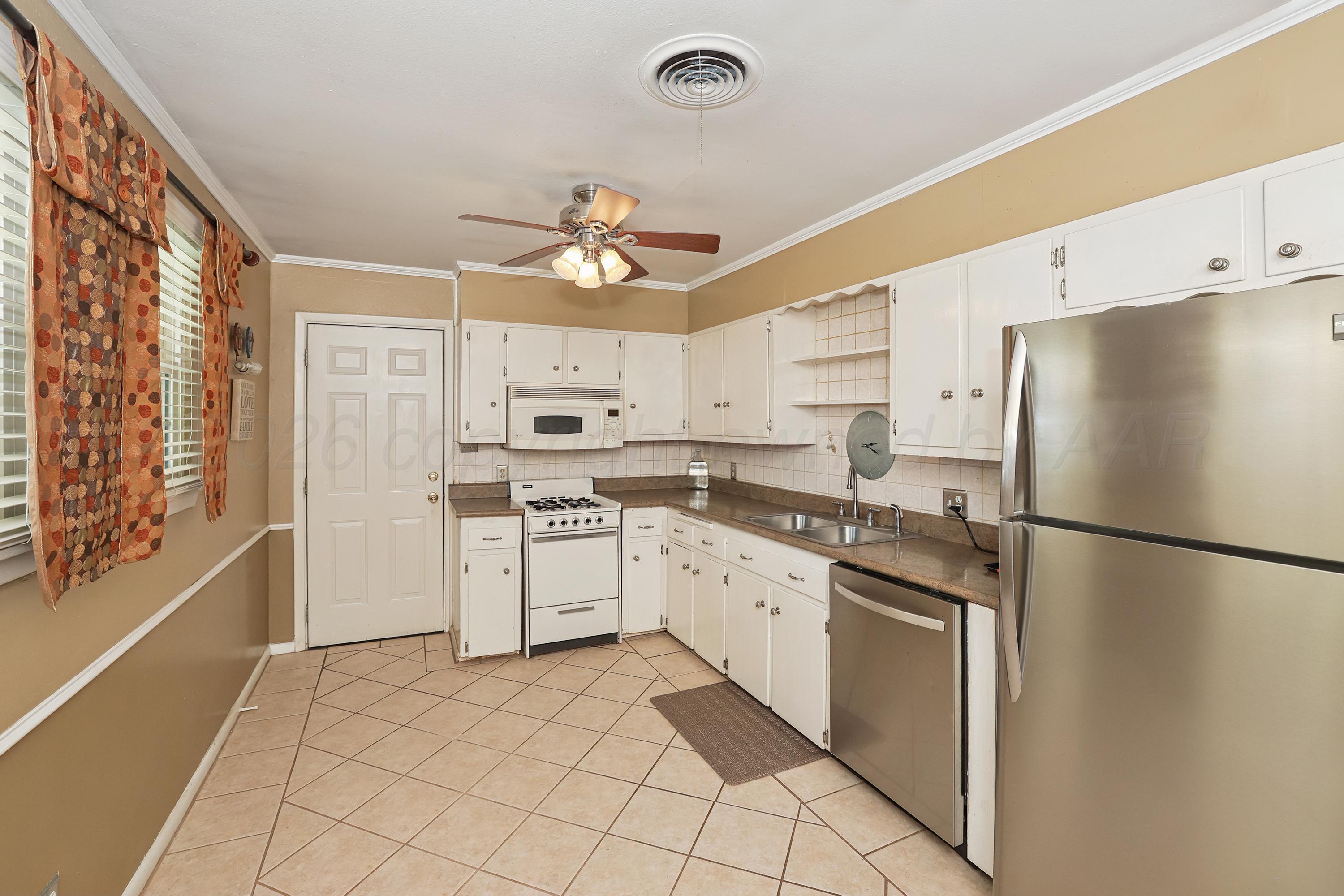 2015 Currie Lane Amarillo, TX 79107 - Photo 3 of 12 8-Kitchen