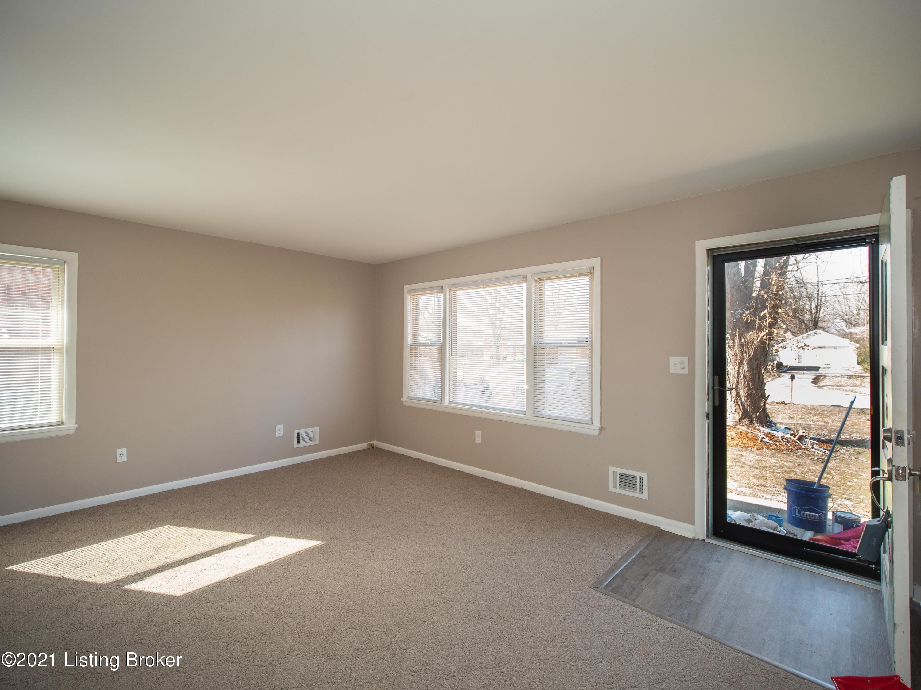 11007 Deering Road Louisville, KY 40272 - Photo 5 of 42 11007 Deering Road (14 of 50)