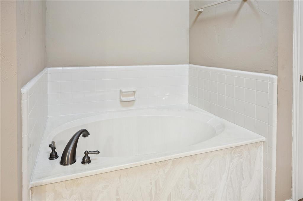 1401 Exeter Drive Plano, TX 75093 - Photo 14 of 19 Full bath featuring a garden tub