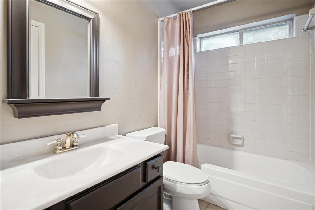 1401 Exeter Drive Plano, TX 75093 - Photo 6 of 19 Full bath featuring vanity and shower / tub combo with curtain