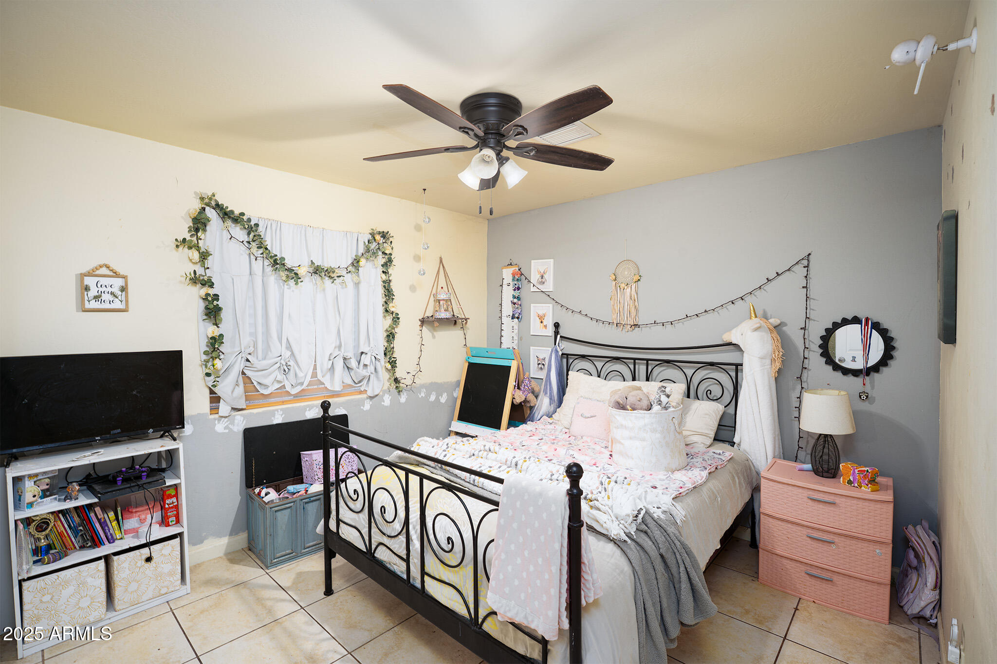 5845 North Bentley Drive Rimrock, AZ 86335 - Photo 21 of 35 a living room with furniture and a flat screen tv