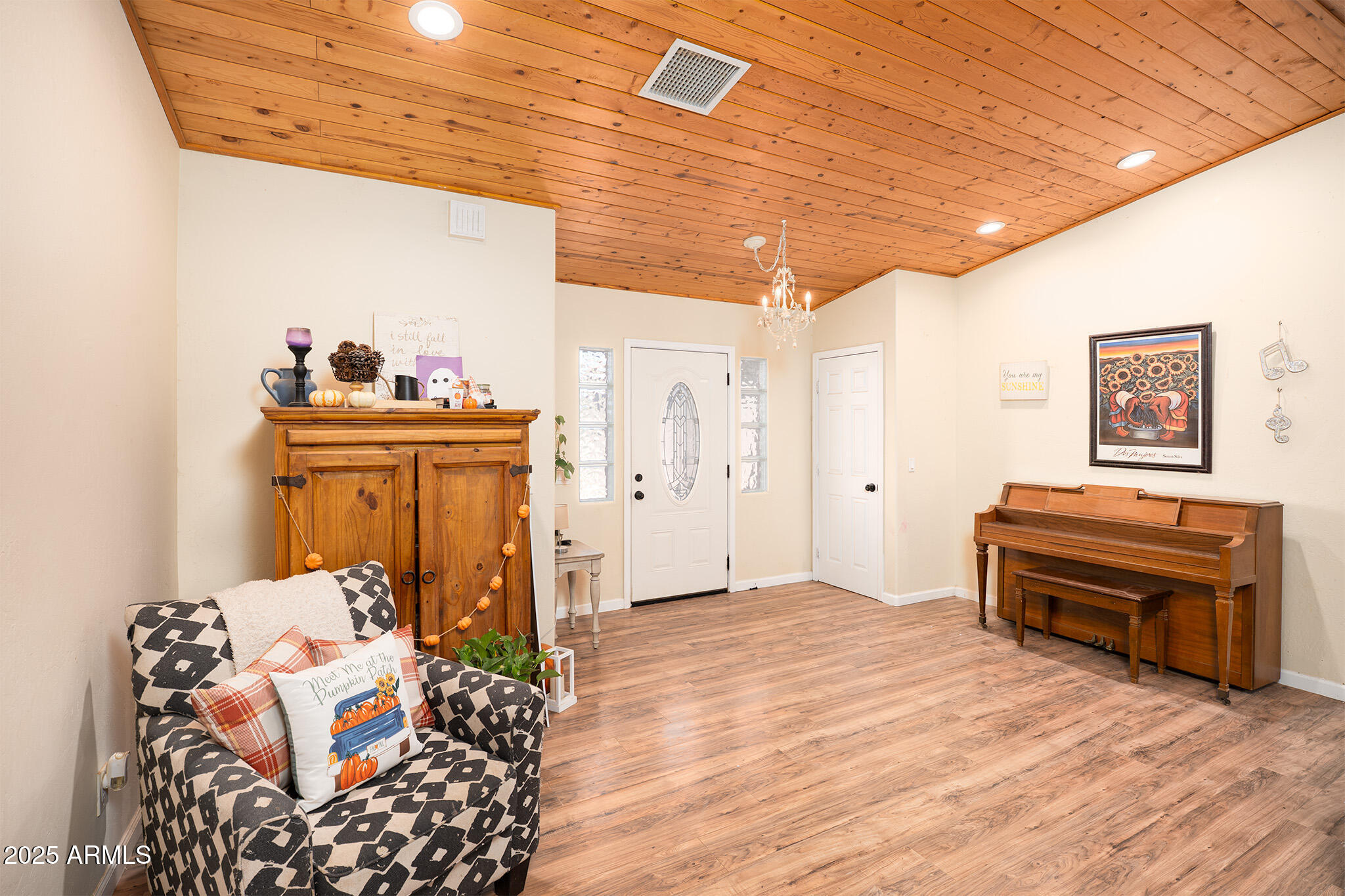 5845 North Bentley Drive Rimrock, AZ 86335 - Photo 4 of 35 a bedroom with furniture and a wooden floor