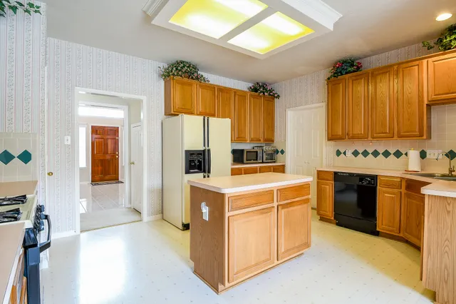 $485,000 | 3222 Mossy Elm Court, Houston, TX 77059