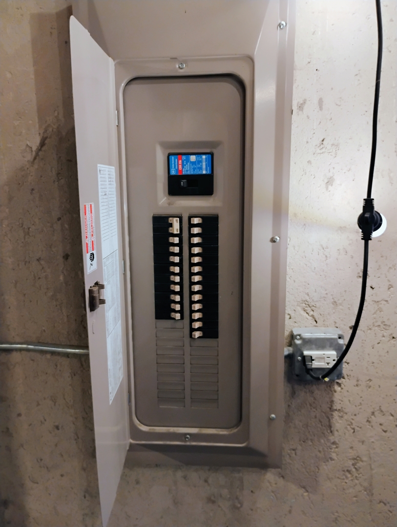 178 West Hampton Drive Round Lake, IL 60073 - Photo 42 of 55 a view of a livingroom with bathroom