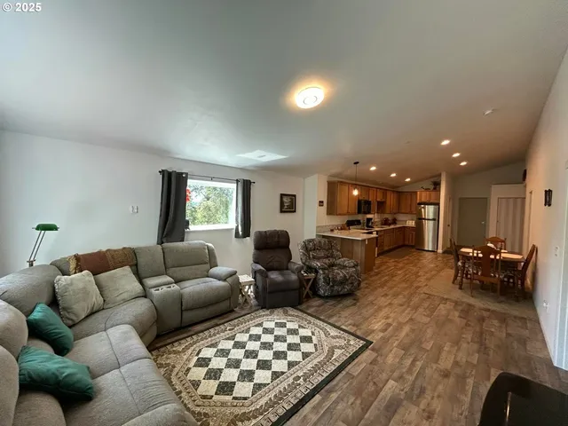 $574,000 | 1690 Skyline Drive, Tillamook, OR 97141