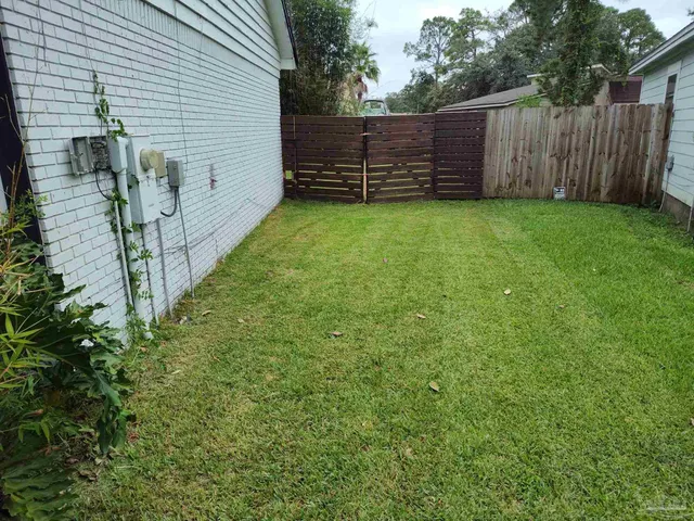 a view of a backyard