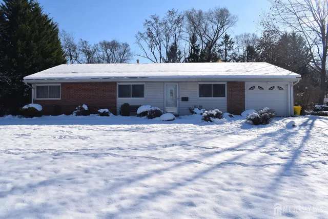 a view of a house with backyard