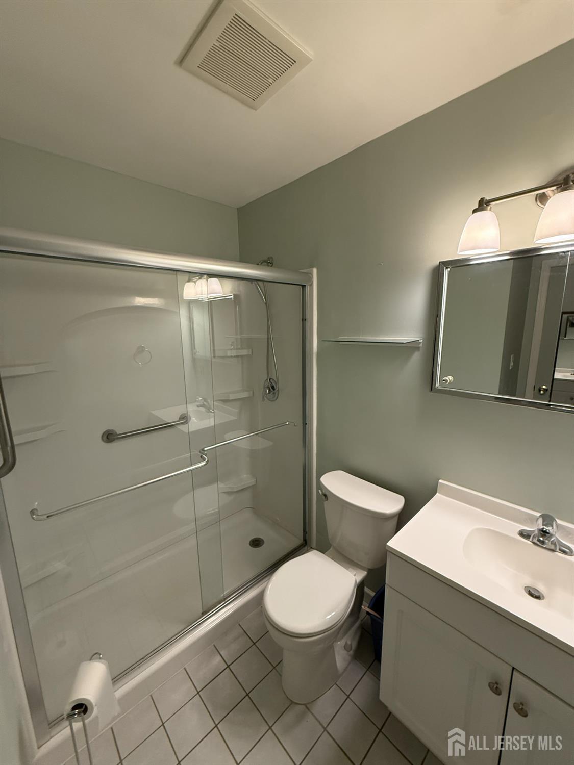 10 Tyndall Road Kendall Park, NJ 08824 - Photo 22 of 25 a bathroom with a toilet sink and shower