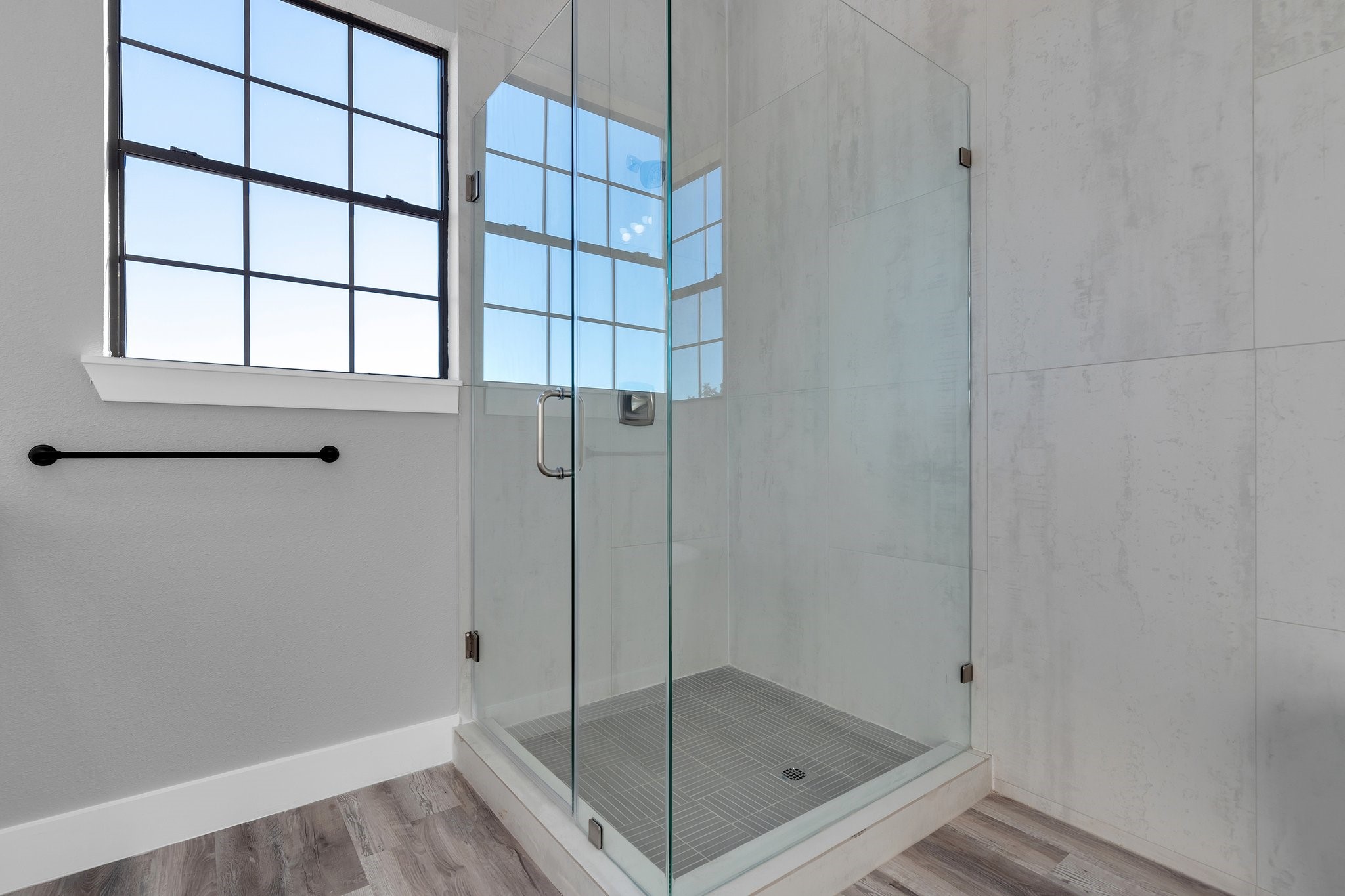 519 Chuckwagon Trail Angleton, TX 77515 - Photo 17 of 34 a bathroom with a glass shower door