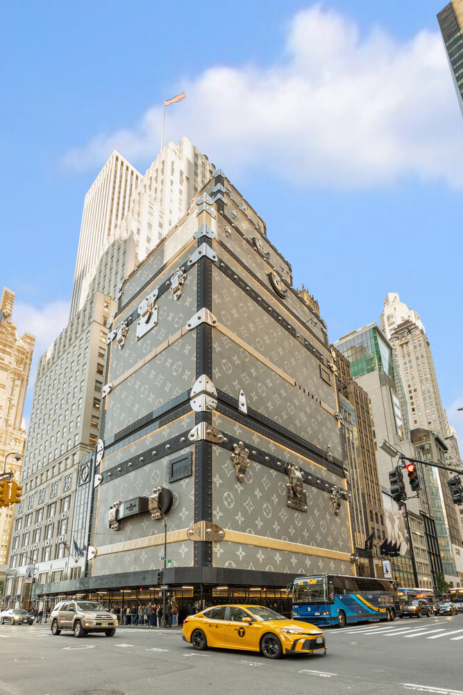 46 East 65th Street, Unit 4 Manhattan, NY 10065 - Photo 17 of 18 a tall building sitting on the side of a street