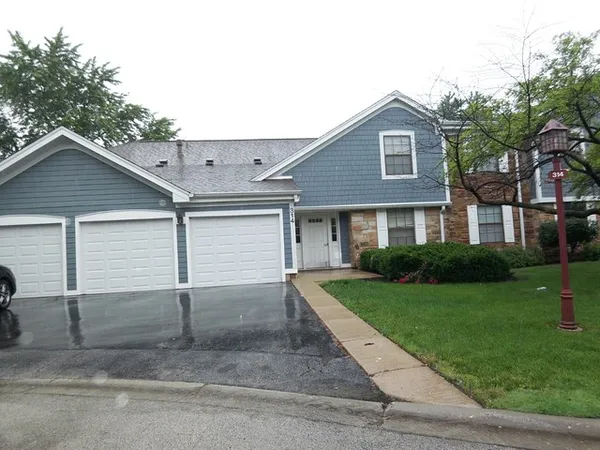 $2,575 | 314 Wildberry Court, Unit A2, Schaumburg, IL 60193