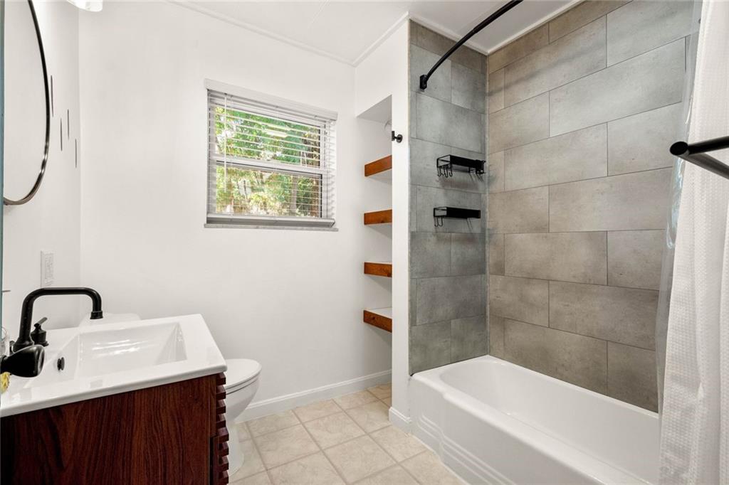 324 Merrimac Street Pittsburgh, PA 15211 - Photo 20 of 37 a bathroom with a sink and a bathtub