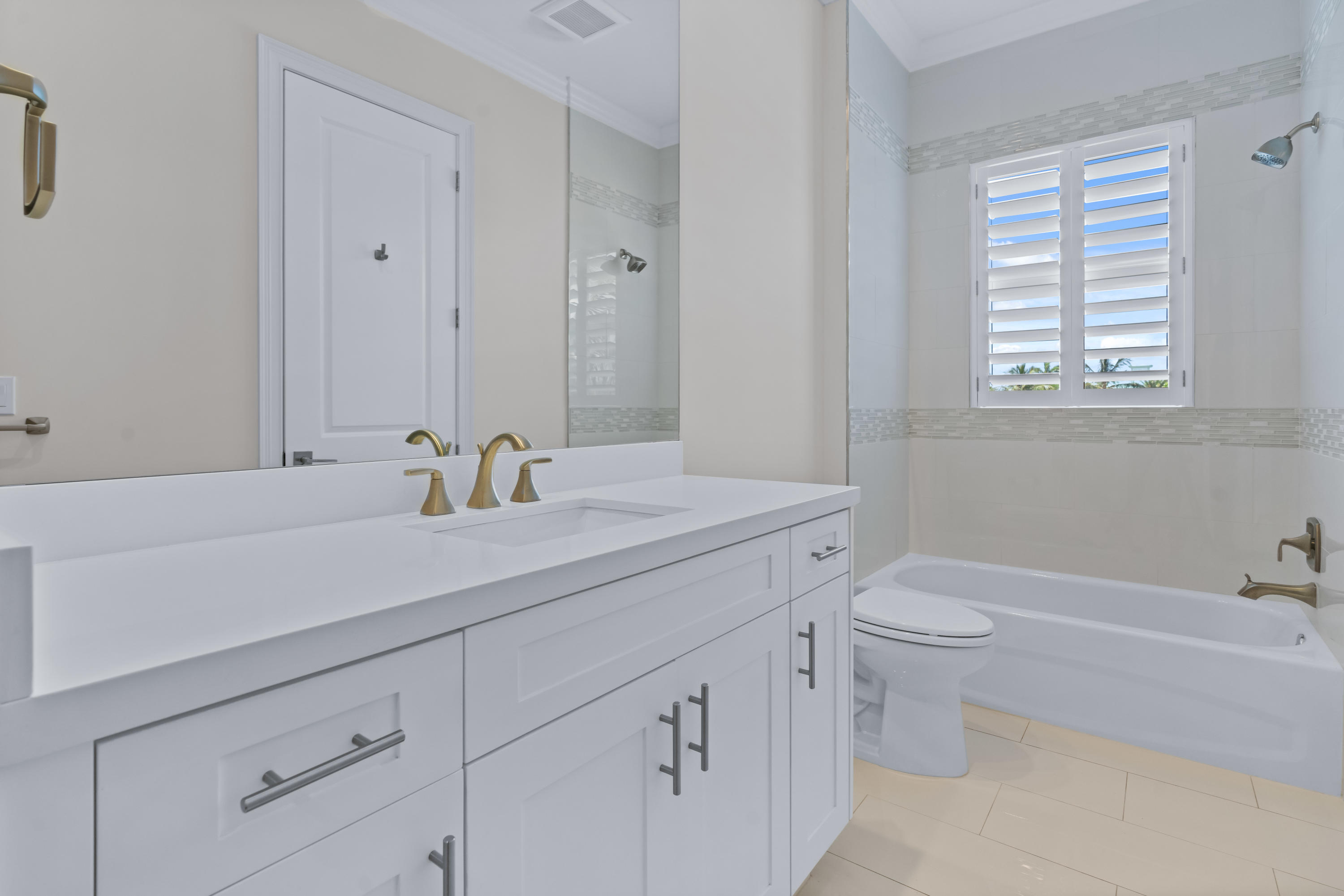 11373 Teach Road Palm Beach Gardens, FL 33410 - Photo 31 of 43 Guest Bath