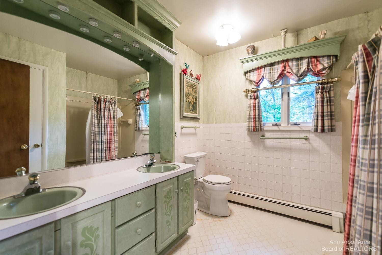 10410 Mcgregor Road Pinckney, MI 48169 - Photo 21 of 60 First floor bath