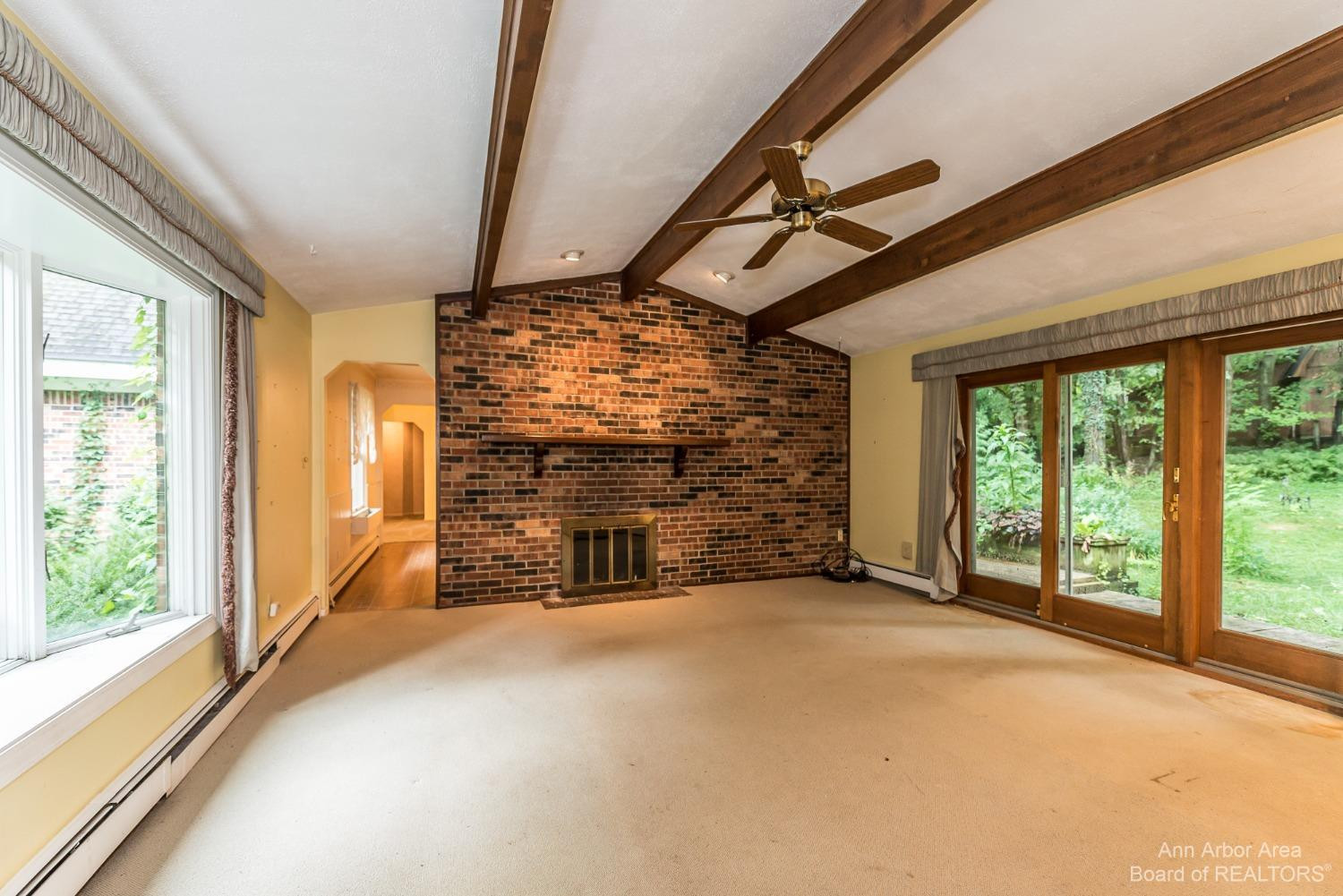 10410 Mcgregor Road Pinckney, MI 48169 - Photo 8 of 60 Family room with vaulted ceiling