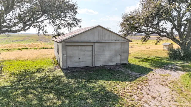 $245,000 | 676 County Road 426, El Campo, TX 77437