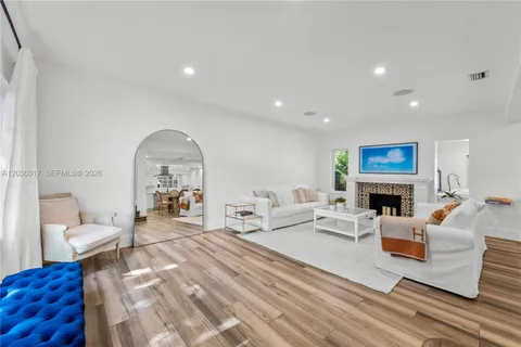 $4,695,000 | 5236 Pine Tree Drive, Miami Beach, FL 33140