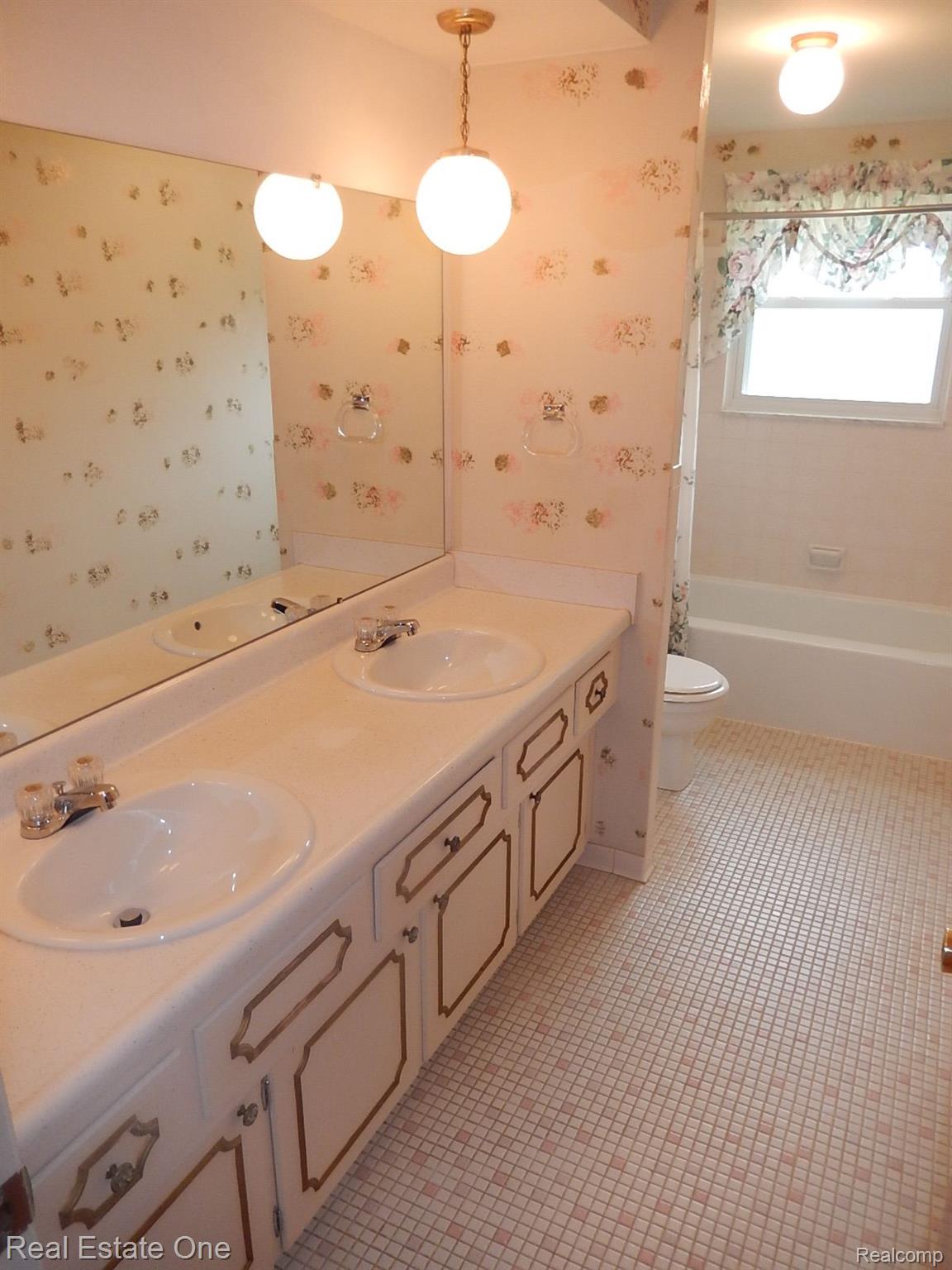 3831 Ellisia Road Commerce Township, MI 48382 - Photo 25 of 29 Upper Level Full Bath