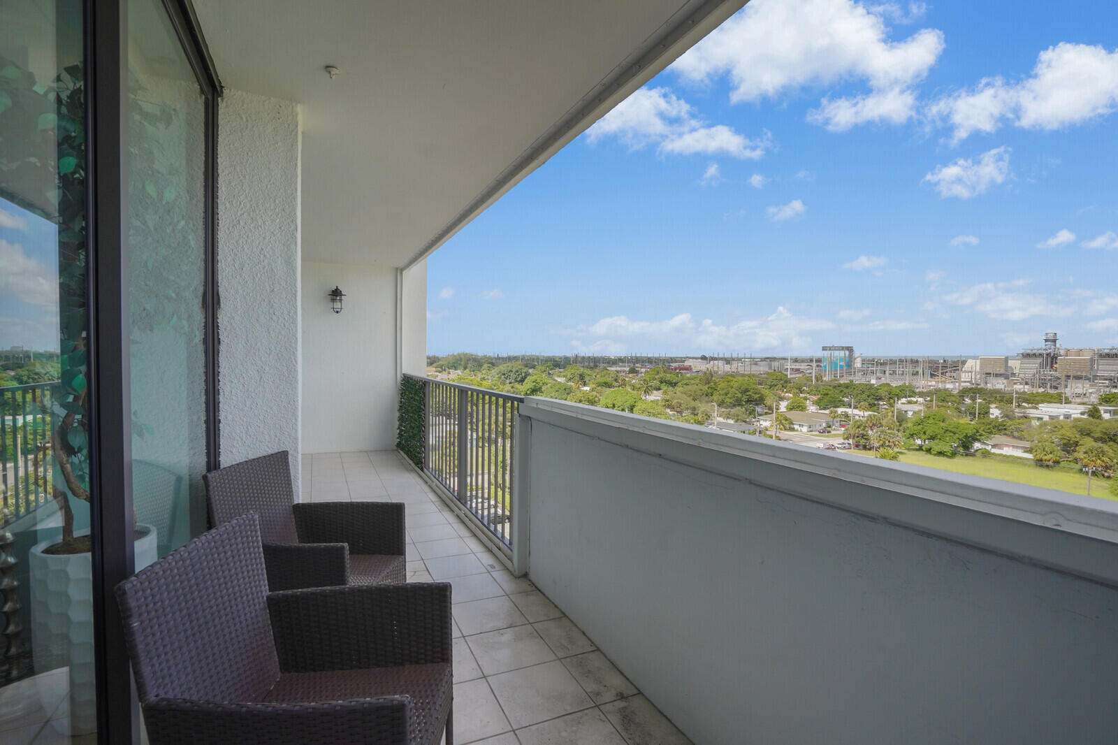 5600 North Flagler Drive, Unit 907 West Palm Beach, FL 33407 - Photo 20 of 48 a living room with furniture