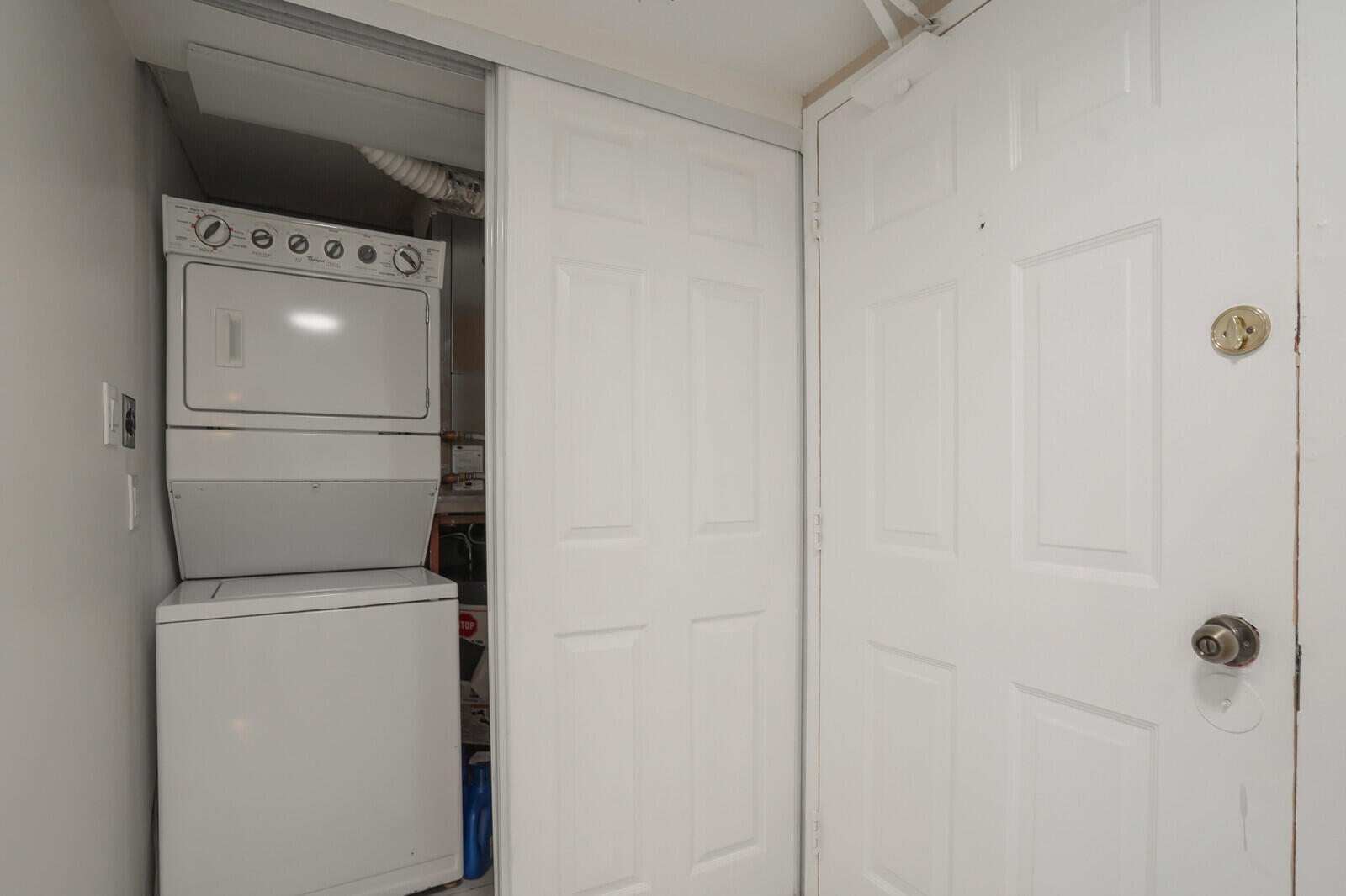 5600 North Flagler Drive, Unit 907 West Palm Beach, FL 33407 - Photo 24 of 48 a room with a washer and dryer