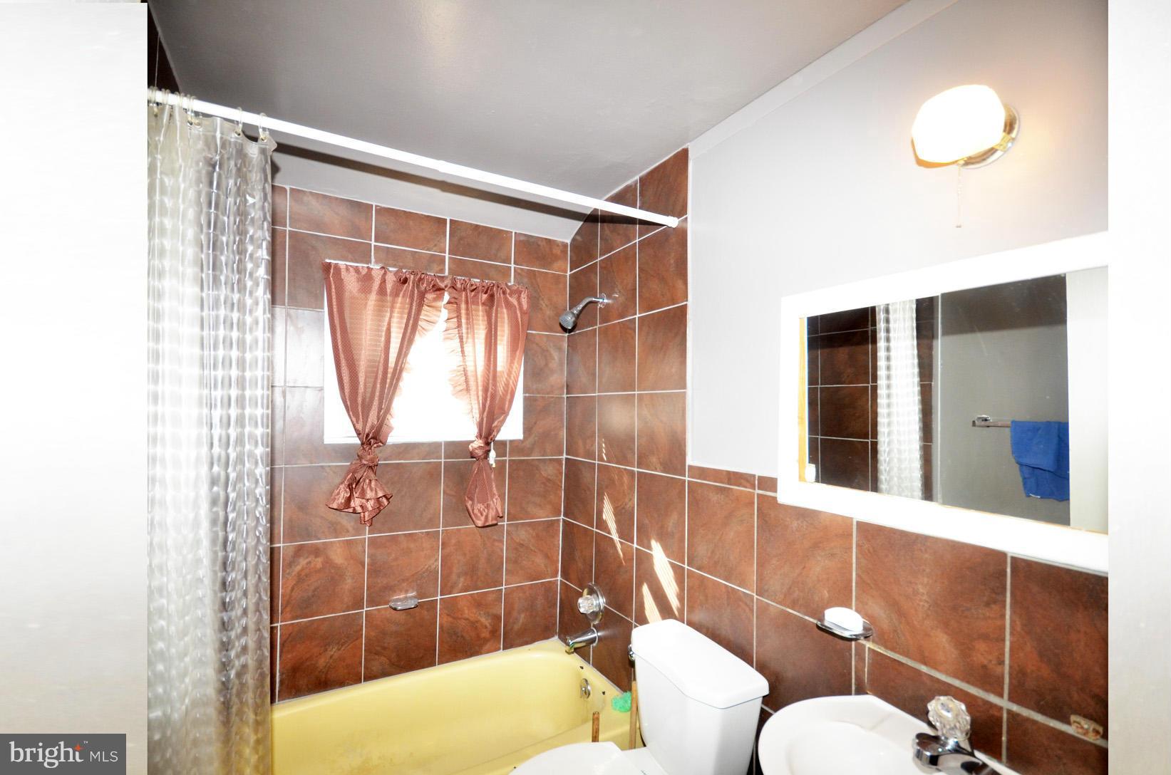 1411 Hopewell Avenue Baltimore, MD 21221 - Photo 17 of 26 Bath