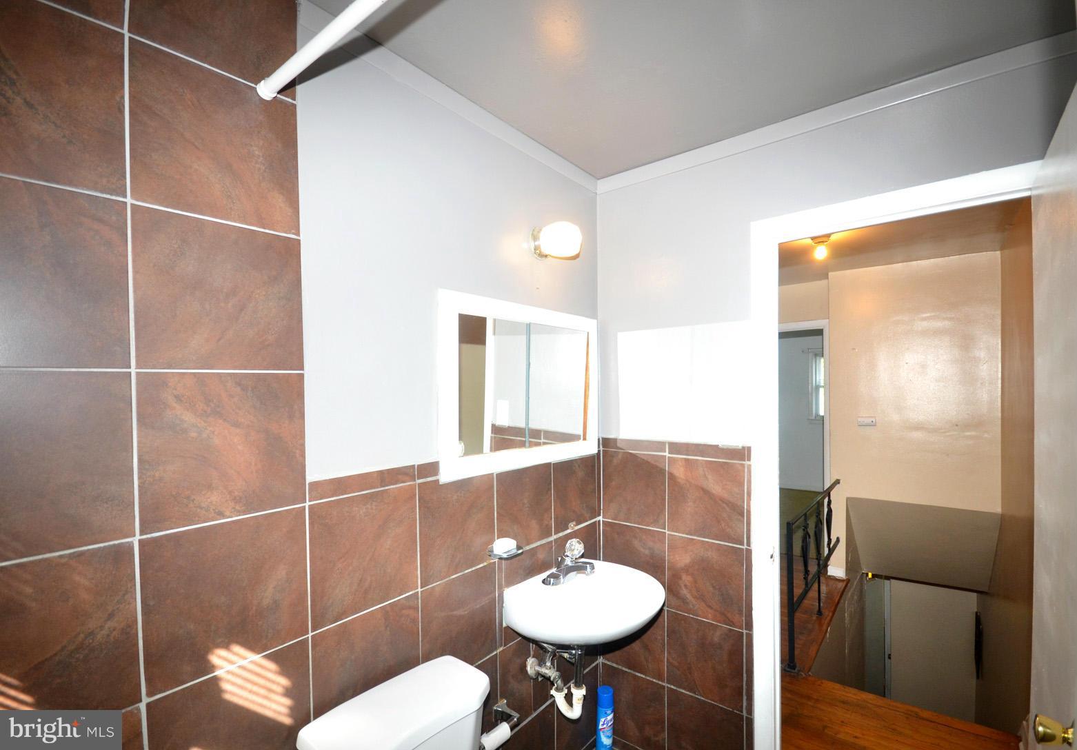 1411 Hopewell Avenue Baltimore, MD 21221 - Photo 18 of 26 Bath
