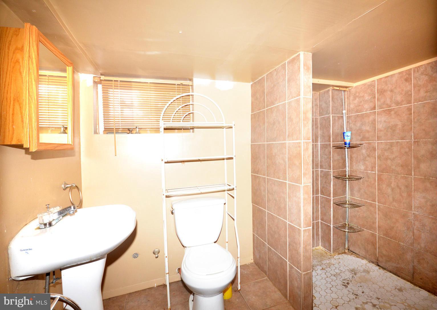 1411 Hopewell Avenue Baltimore, MD 21221 - Photo 20 of 26 Bath