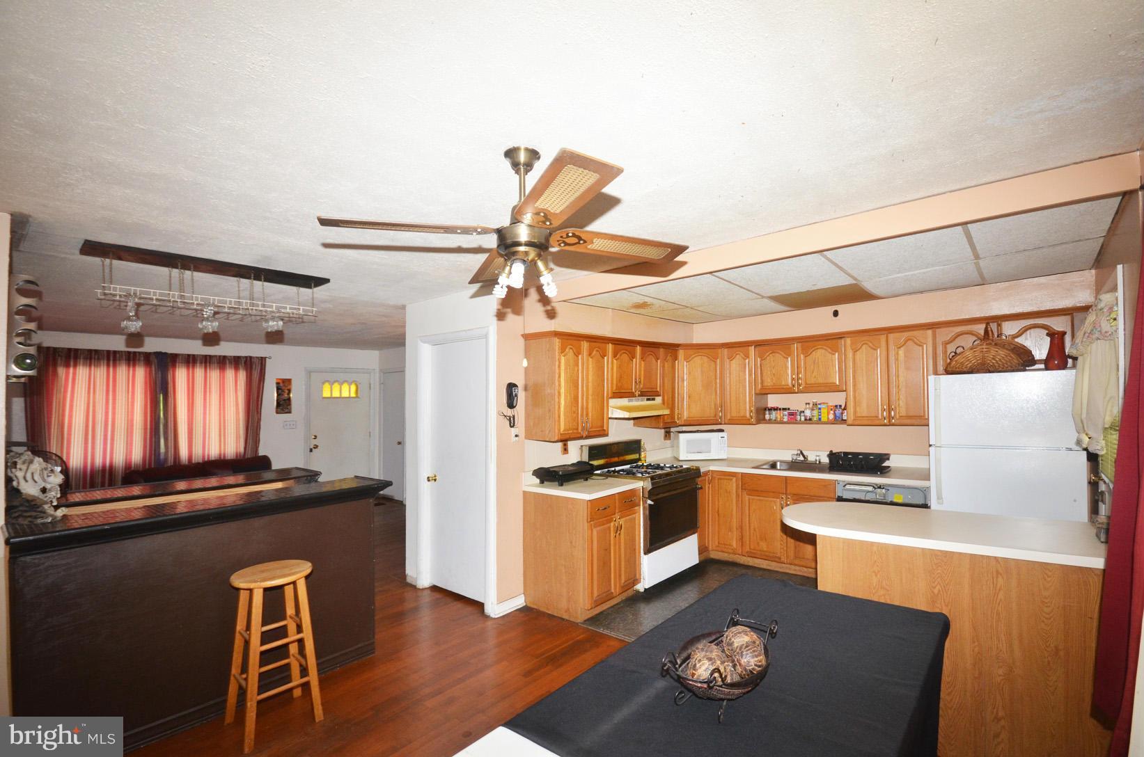 1411 Hopewell Avenue Baltimore, MD 21221 - Photo 4 of 26 Kitchen