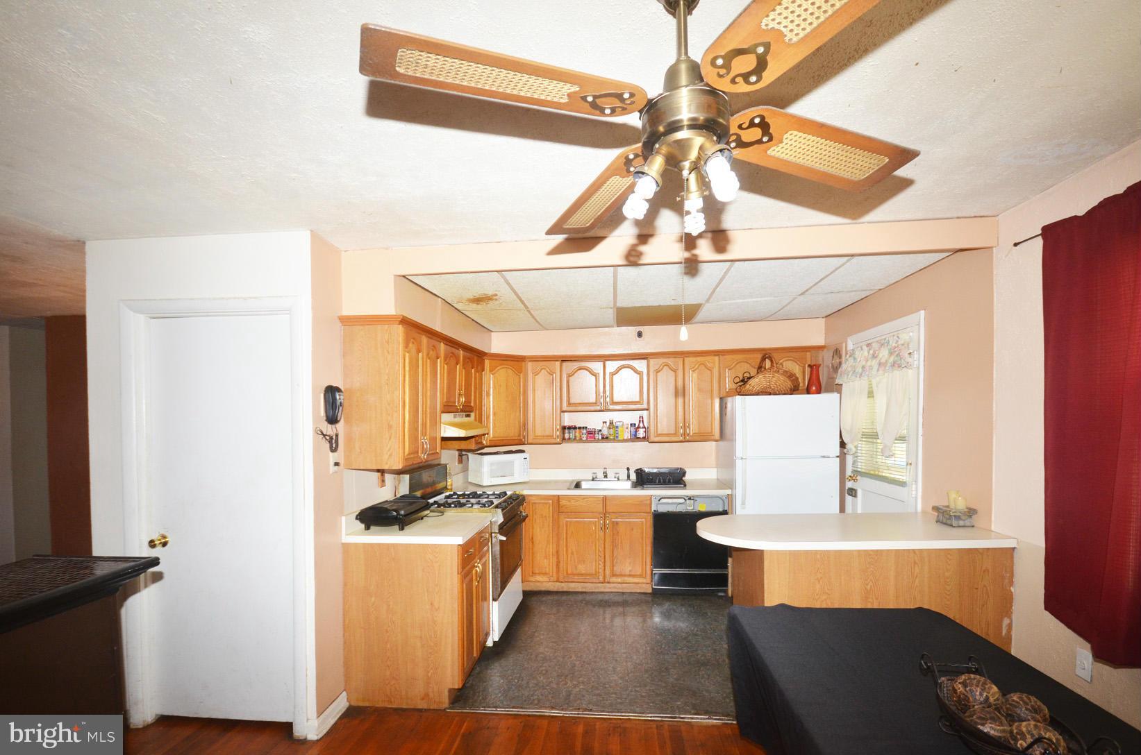 1411 Hopewell Avenue Baltimore, MD 21221 - Photo 5 of 26 Kitchen