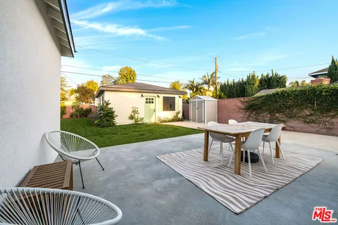 a view of a house with backyard