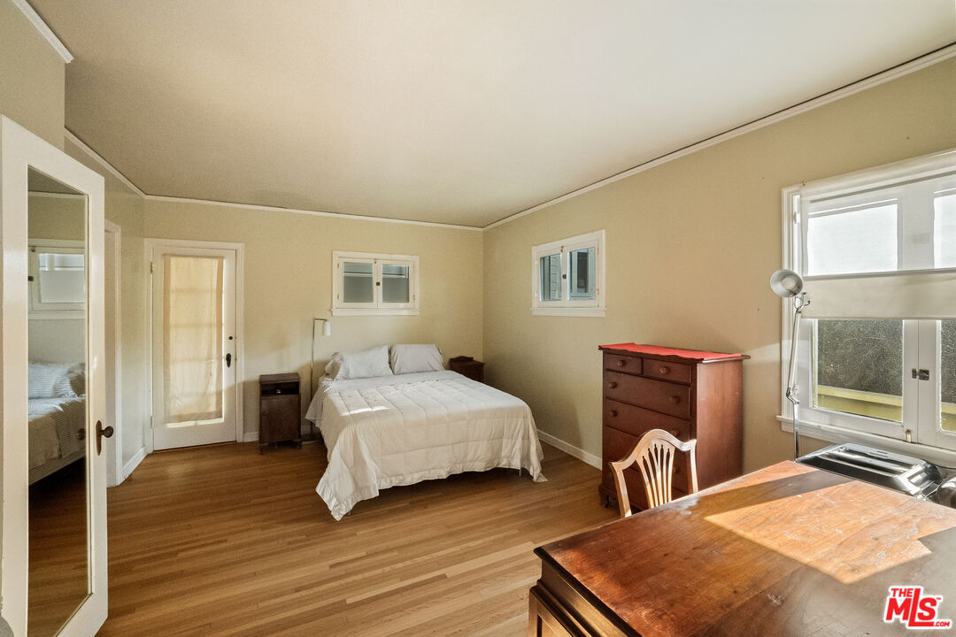 237 Mabery Road Santa Monica, CA 90402 - Photo 35 of 43 a bedroom with two beds and a dresser