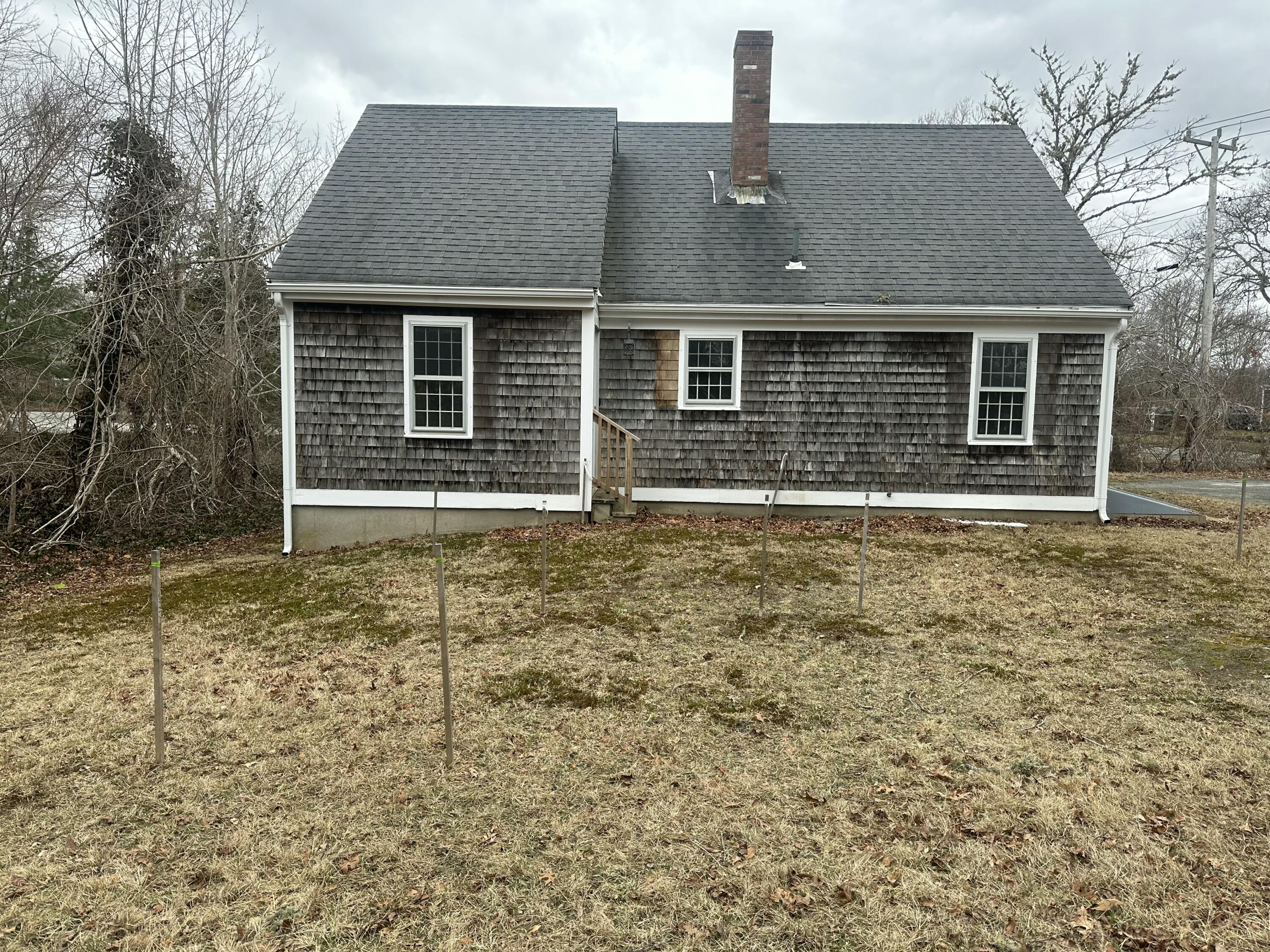 33 Old Colony Road Harwich, MA 02645 - Photo 4 of 16 a front view of a house with garden