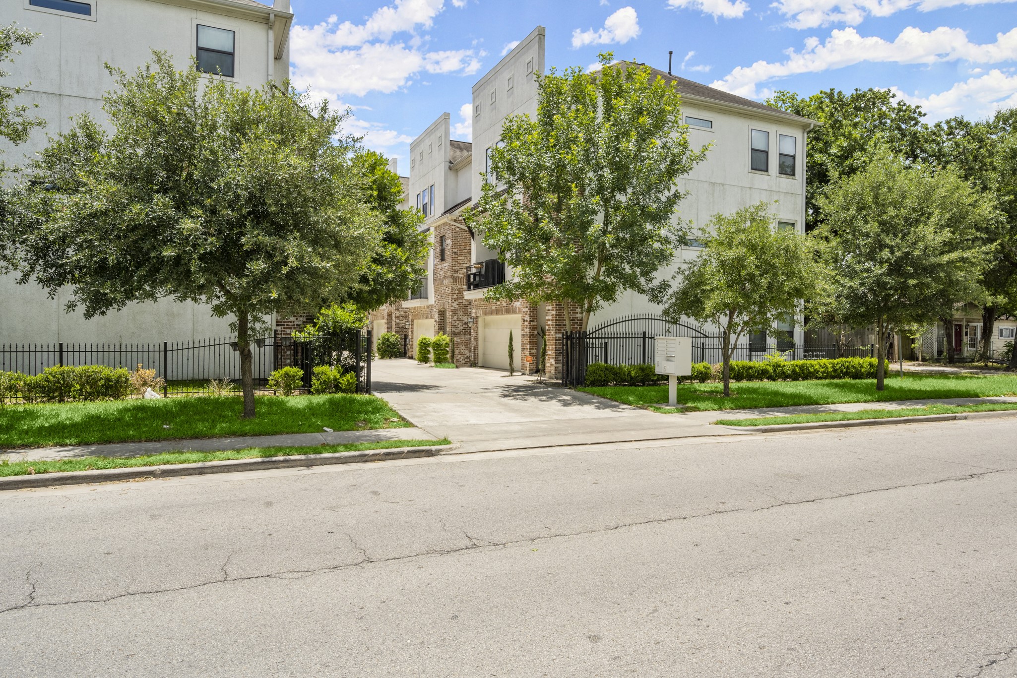 742 West 24th Street Houston, TX 77008 - Photo 3 of 29