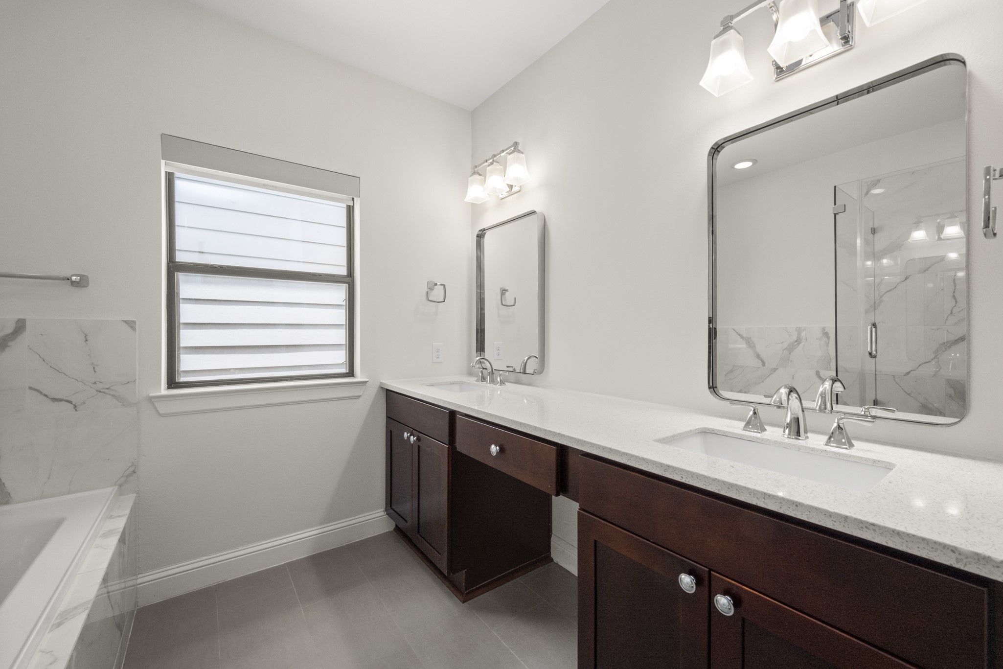 742 West 24th Street Houston, TX 77008 - Photo 9 of 29