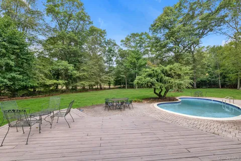 $2,495,000 | 11 Quaker Ridge Road, Glen Head, NY 11545