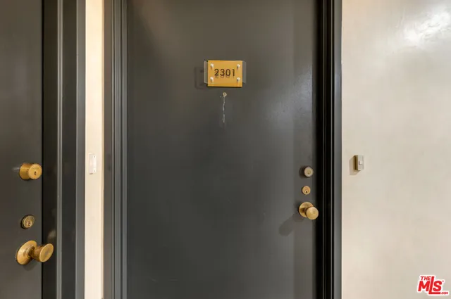 a view of entryway with livingroom