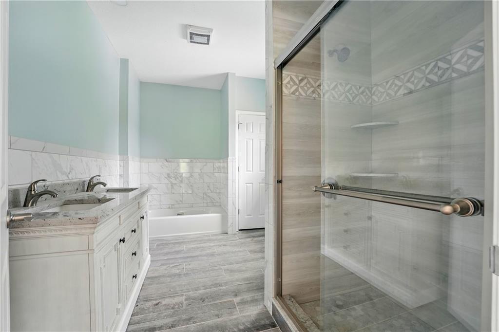 958 Cliff Mine Road Coraopolis, PA 15108 - Photo 14 of 29 Master on suite