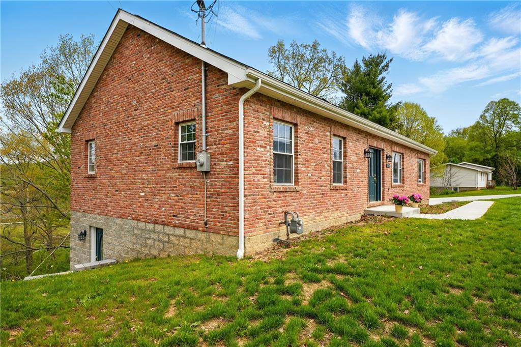 958 Cliff Mine Road Coraopolis, PA 15108 - Photo 26 of 29 side of structure/ front