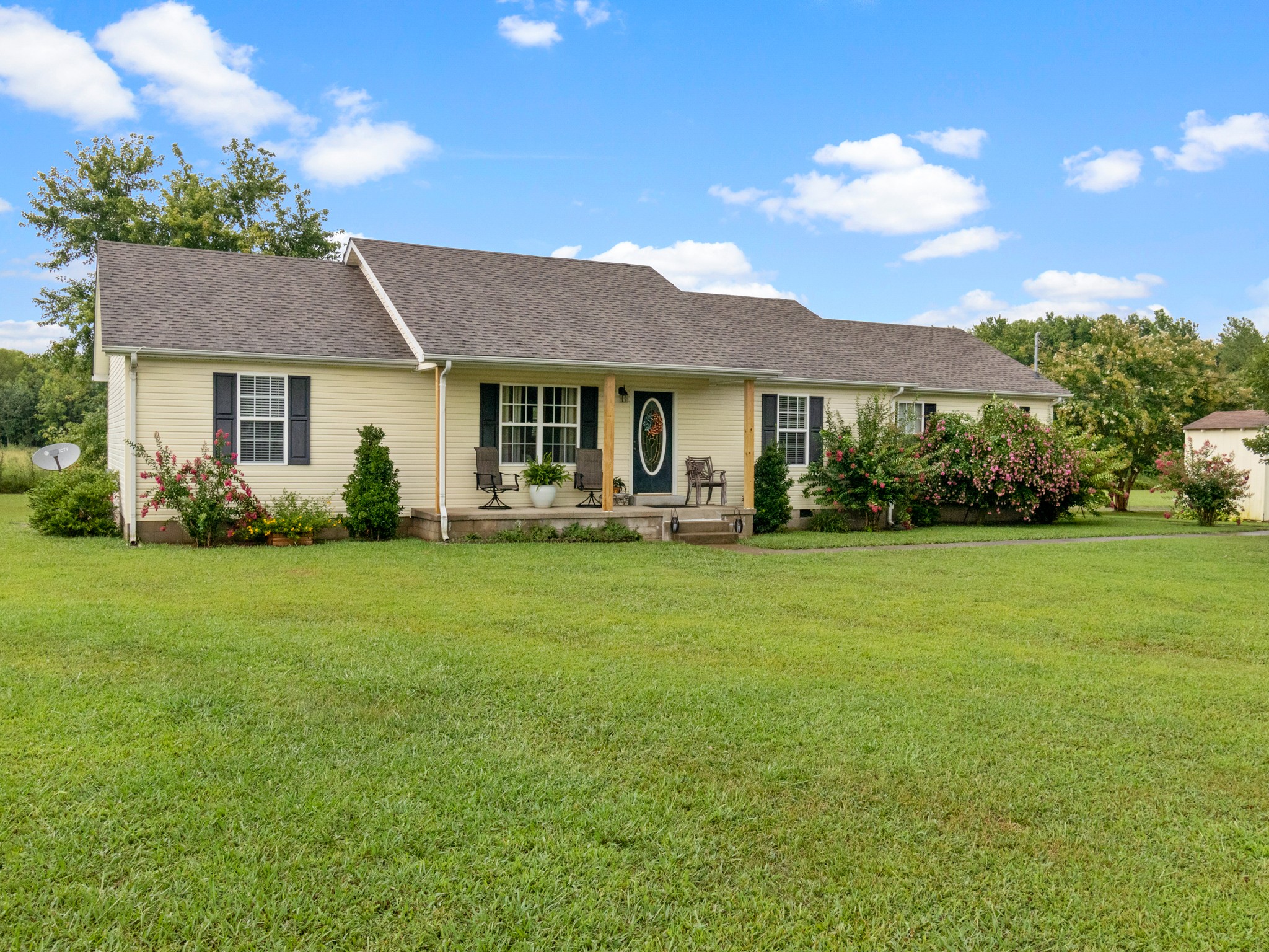 141 Sudberry Road Bell Buckle, TN 37020 - Photo 3 of 33 a front view of a house with garden